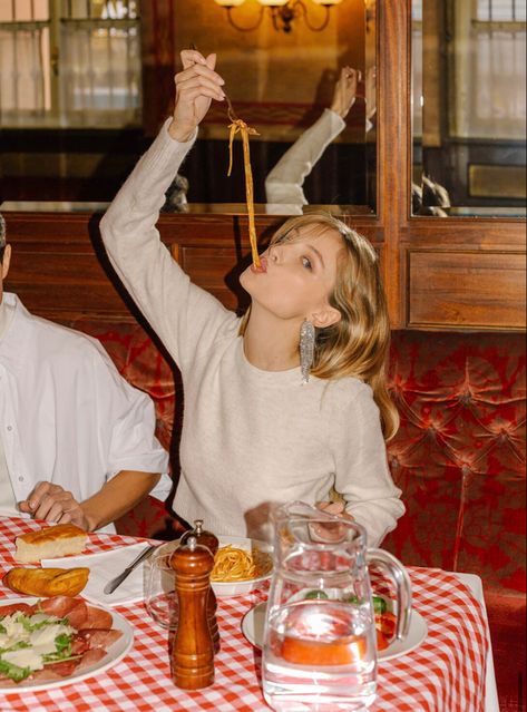 Pasta Restaurant Aesthetic, Italy Photoshoot, Eating Pasta, Italian Lunch, Pasta Restaurants, Girl Eating, People Eating, Italian Restaurant, A Restaurant