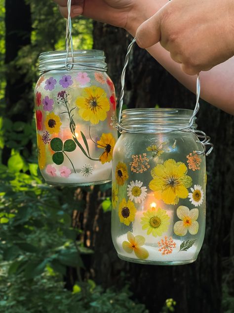 How to Make Pressed Flower Lanterns to Celebrate the Summer Solstice | Herbal Academy | As a way to celebrate the summer solstice, DIY flower lanterns are a creative way to encourage the sun to brighten the rest of the year. Pressed Flower Lanterns, Summer Diy Projects, Pressed Flower Crafts, Herb Garden Design, Garden Art Projects, Garden Art Crafts, 15 Diy, Garden Art Diy, Summer Solstice