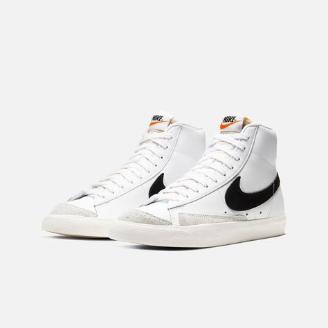 Las nike blazer mid '77 vintage cz1055-100 white/black-sail aprovechan el look clásico de nike de baloncesto con un acabado retro en la mediasuela, para que parezca que llevas años guardándolas. su ante exquisito, el swoosh retro y la zona del tobillo acolchada lo convierten en un básico moderno. los colores impecables añaden un look exquisito que completa cualquier look. las zapatillas presentan parte superior cómoda de material sintético y piel, y revestimientos cosidos con un bordado visible Blazers Nike, Blazer 77, Blazer Mid 77 Vintage, Basketball Nike, Preppy Shoes, Basket Vintage, Nike Blazer Mid 77, Nike Blazer Mid, Black Leather Sneakers