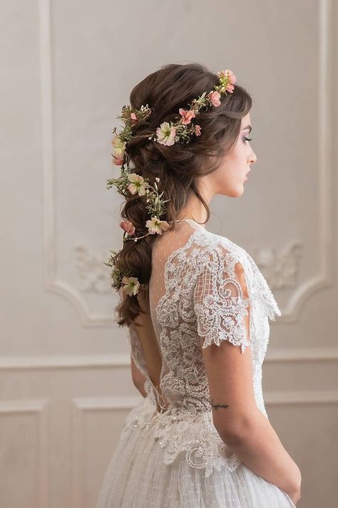 2024's Chic Bridal Braids: From Boho Crowns to Elegant Updos Natural Flowers Hair Wedding, Green Flowers In Hair, Floral Crown Hairstyle, Wedding Hairstyle Flowers, Hair With Flowers In It, Flowers Hair Wedding, Floral Accessories Jewelry, Hair Garland Wedding, Natural Bridal Hair