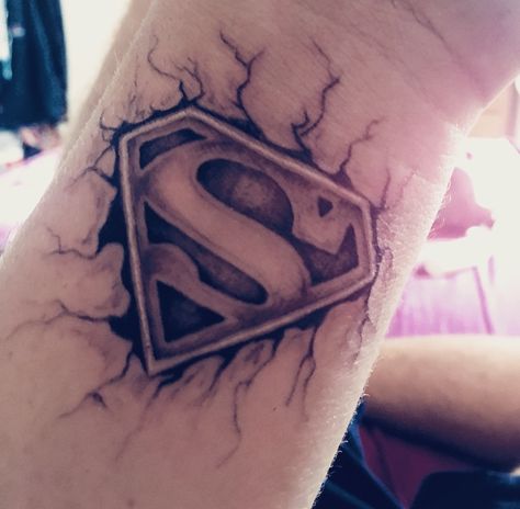 Superman Tattoo For Men, Superman Logo Tattoo, Superman Tattoo, Spiderman Vs Superman, Superman Tattoos, Superman Images, Justice Logo, Superman Symbol, Diamond Tattoos