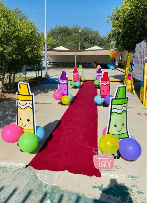 Welcome back to school decorations Outdoor Preschool Graduation Ideas, Kinder Graduation Party Ideas, Kindergarten Graduation Backdrop, Kindergarten Hallway, Preschool Prom, Preschool Graduation Decorations, Kindergarten Graduation Decorations, Back To School Decorations, Preschool Creative Art