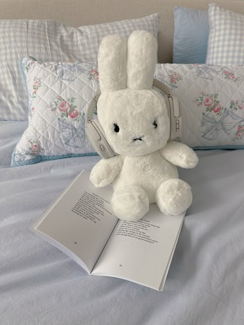 Miffy Reading, Bunny Reading, Miffy Plush, Reading Wallpaper, Book Poems, Stuffed Rabbit, Bunny Book, Room Organisation, Unorganized Idea