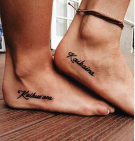 Hawaiian sisters tattoo! I love it!! Hawaiian Girl Tattoos, Foot Tattoo Ideas, Hawaiian Flower Tattoos, Hawaii Tattoos, Sisters Tattoo, Borneo Tattoo, Petit Tattoo, Cross Tattoo For Men, Tattoo Signs