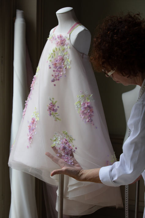 Discover enchanting Baby Dior Couture dresses by Cordelia de Castellane, inspired by jardins d'été and rose harvests. A blend of pastels mirrors Monsieur Dior's love for designing children's clothes as artisans showcase savoir-faire with handcrafted flowers embroideries and delicate tulle. © Sophie Carre Dior Couture Dresses, Cordelia De Castellane, Dior Kids, Baby Fancy Dress, Luxury Baby Clothes, Fashion Collection Inspiration, Kids Ethnic Wear, Baby Dior