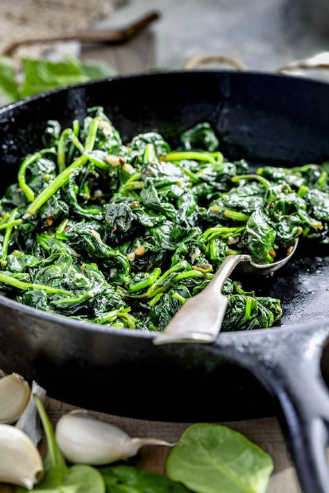 Learn how to cook spinach in only 10 minutes! This easy sautéed spinach side dish recipe is seasoned simply with olive oil and garlic. Cooked Spinach Recipes, Blanched Spinach, Cook Spinach, Spinach Side, Spinach Side Dish, Greek Grilled Chicken, Steamed Spinach, Baked Spinach, Raw Spinach