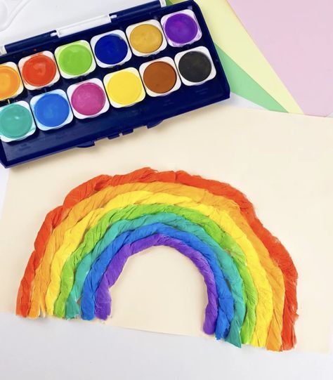 Aus ein paar Taschentüchern und Wasserfarben zaubern wir einen schönen Regenbogen. Eine tolle und einfache Bastelidee für Kinder im Frühling und Sommer. Rainbow Party, Lei Necklace, Diy And Crafts, Crochet Necklace, Activities For Kids, Kindergarten, Rainbow, Crochet, On Instagram