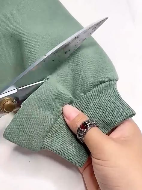 Fix Broken Zipper, Projek Menjahit, Diy Clothes Hacks, Folded Fabric Ornaments, Seni Dan Kraf, Clothes Life Hacks, Clothes Hacks, Broken Zipper, Sewing Tutorials Clothes