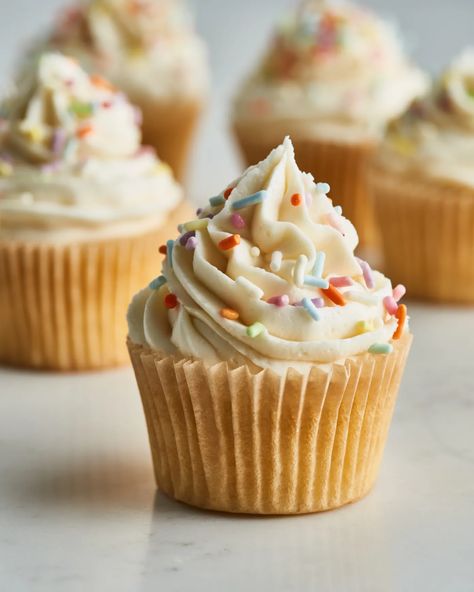 Cupcakes With Cake Flour, Easy Vanilla Frosting, American Buttercream Recipe, Vanilla Frosting Recipes, Easy Vanilla Cupcakes, Cake Flour Substitute, Moist Vanilla Cupcakes, Moist Cupcakes, Vanilla Cupcake Recipe