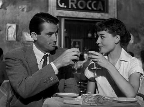 Gregory Peck/ Audrey Hepburn: Roman holiday  Bing images Roman Holiday Movie, Audrey Hepburn Roman Holiday, Klasik Hollywood, William Wyler, Audrey Hepburn Photos, Holly Golightly, Gregory Peck, Septième Art, Vivien Leigh