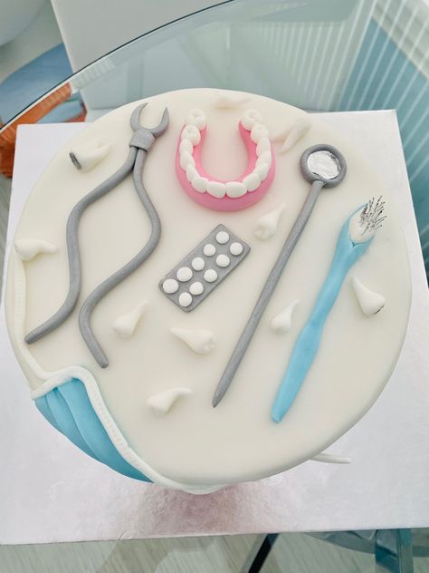 Dental Theme Cake, Dentist Cake Design, Dentist Theme Cake, Dental Cake, Dentist Cake, Medical Cake, Tooth Cake, Candy Clay, Cake Cafe