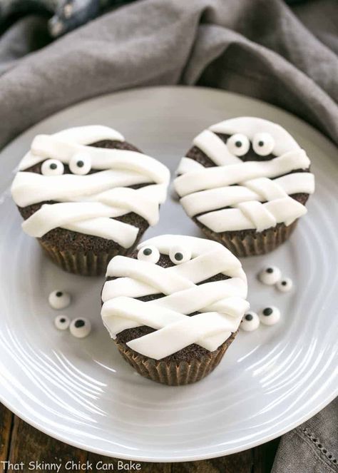 EASY Chocolate Mummy Cupcakes - A simple way to make festive Halloween cupcakes Mummy Cupcakes, Halloween Food Cupcakes, Halloween Deserts, Festive Desserts, Salty Cake, Halloween Recipe, Cupcakes Recipe, Halloween Food For Party, Halloween Food