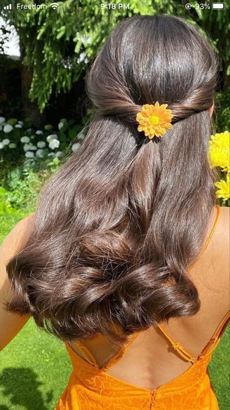 Flowers In Hair Casual, Flower In The Hair Aesthetic, Aesthetic Saree Hairstyles, Hairstyle With Flowers Indian, Hairstyles For Desi Outfits, Desi Hairstyles Short Hair, Hairstyles With Indian Outfits, Desi Hairstyles, Dreamy Hairstyles