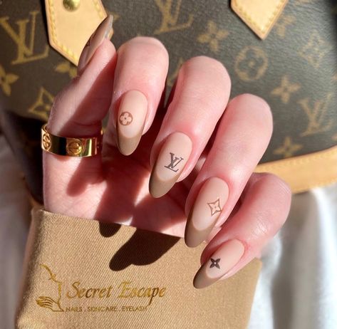 Lv Inspired Nails, Designer Nails Louis Vuitton, Lv Nails Louis Vuitton, Louboutin Nail Polish, Lv Nails, Louis Vuitton Nails, Sophisticated Manicure, Oval Nails Designs, Gucci Nails