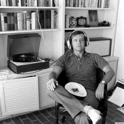 Jack Nicholson plays vinyl Early Photos, Vinyl Collection, I Love Cinema, Jack Nicholson, Record Players, Los Angeles Homes, Famous Faces, Classic Hollywood, Listening To Music