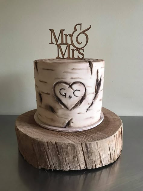 Birch tree wedding cake Birch Stump Cake, Rustic Wedding Cake One Tier, Birch Cake Wedding, Fall Small Wedding Cakes, Aspen Tree Wedding Cake, Rustic Single Tier Wedding Cake, Rustic Small Wedding Cake, Outdoor Wedding Cake Ideas, Mountain Wedding Cake Ideas