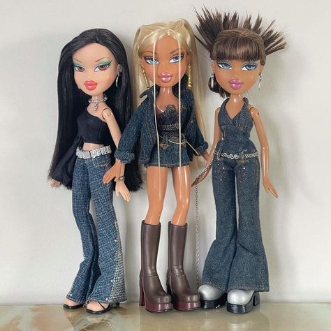 Bratz Doll Costume Halloween Ideas Group, Beats Doll Outfits, Bratz Dolls Hairstyles, Bratz Jeans Outfit, Bratz Denim Outfit, Iconic Bratz Outfits, Bratz Party Outfit, Bratz Dolls Aesthetic Outfits Real Life, Brats Doll Outfits