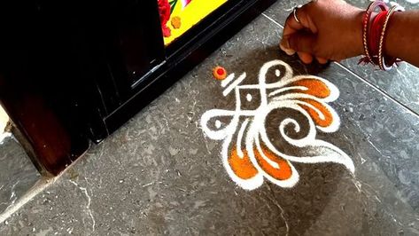 Rangoli Lotus, Easy Border Rangoli Designs, Border Kolam, Border Rangoli Designs, Small Kolam, Lotus Rangoli, Border Rangoli, Fairy House Crafts, Simple Kolam