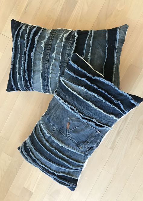 Upcycle your old jeans into stylish and comfortable pillows. Learn how to make a jeans pillow with this easy #Denim_Ideas_Recycling #Denim_Pillows_Diy_Recycle_Jeans #Homemade_Cushion_Covers #Denim_Cushions Denim Ideas Recycling, Denim Pillows Diy Recycle Jeans, Denim Cushions, Recycle Jeans Projects, Denim Pillows, Återvinna Jeans, Denim Furniture, Tas Denim, Jeans Recycling