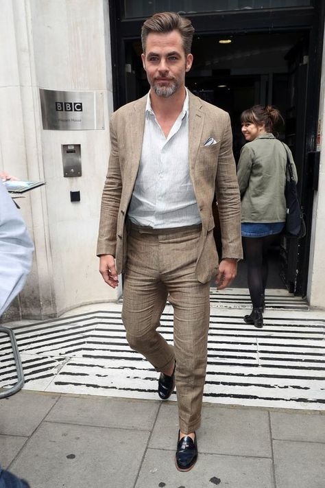 How to Not Look Like a Sack of Potatoes in a Tan Linen Suit Men Linen Suit, Linen Suits For Men, Summer Wedding Suits, Summer Suits Men, Beige Suit, Blouse Collar, Beige Suits, Best Dressed Man, Outfits Hombre