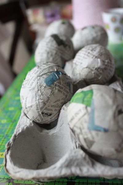 DIY Egg Shakers made from egg shells, dried beans/peas and paper mache! could be cute with tissue paper, for easter =) Shaker Instrument, Summer Camp Art, Paper Mache Eggs, Egg Shakers, Multi Sensory Learning, How To Make Eggs, Toddler Class, Clever Classroom, Child Therapy