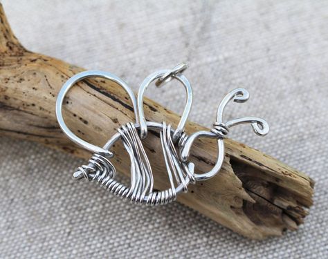 Wire Bee, Aluminum Wire Jewelry, Free Jewellery Making Tutorials, Bumble Bee Necklace, Cotton Jewelry, Bijoux Fil Aluminium, Bee Jewelry, Wire Jewelry Designs, Diy Wire Jewelry