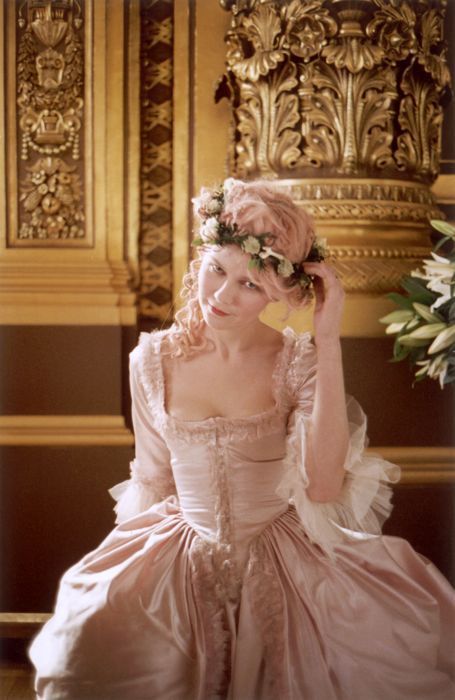 Hair Icon. Kirsten Dunst as Marie Antoinette, Sofia Coppola Film 2006. More Marie Antoinette Film, Marie Antoinette Movie, Marie Antoinette Costume, Louise Ebel, Era Victoria, Marie Antoinette 2006, Rococo Fashion, Flowers In Her Hair, 18th Century Fashion