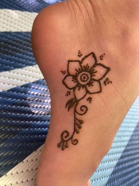 Henna Tattoo Designs Simple Small Easy, Small Henna Designs Arm, Henna For Ankle, Henna Tattoo Designs Feet Simple, Henna Arm Designs Easy, Henna Toe Designs, Henna Inspo Simple Easy, Thigh Henna Tattoo Simple, Henna On Leg Simple