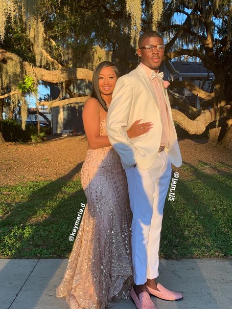 Prom Inspo Couples, Prom Black Couples, Prom 23, Prom Couples, Prom Season, Prom Inspo, Prom Outfits, Graduation Pictures, Senior Year