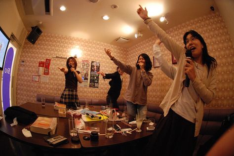 Karaoke - a fun experience for couples, friends or large groups. They are ubiquitous in Japan and offer private rooms, food and in many cases nomihoudai. Friend Group Restaurant Aesthetic, Japanese Karaoke Aesthetic, Japanese Karaoke Room, Tokyo Karaoke, Large Friend Group, Large Group Posing, Japan Visit, Japanese Countryside, Karaoke Room