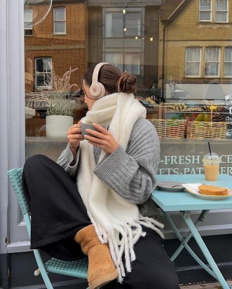 Winter Pinterest Outfits, Winter Style Inspo Aesthetic, Style For Winter For Women, Aesthetic Looks Winter, European Christmas Outfit, Chunky Scarf Outfit Aesthetic, England Aesthetic Outfit Winter, Winter Study Outfit, That Girl Fall Aesthetic