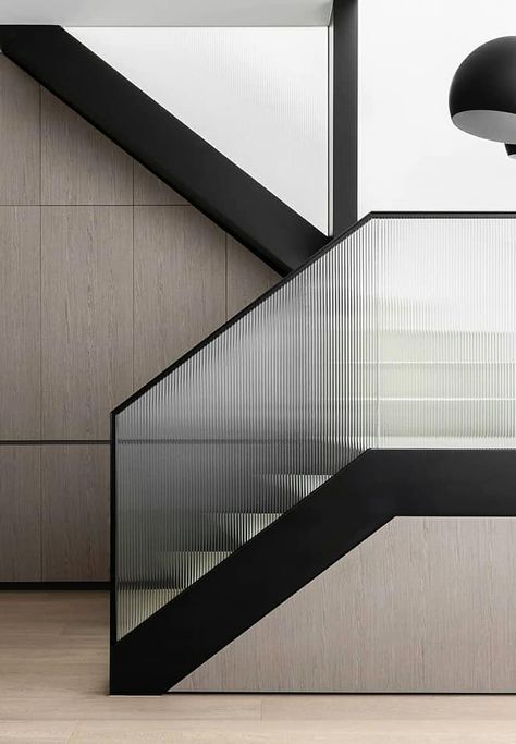 Stairs Balustrade, Glass Staircase Railing, Steel Stairs Design, Glass Railing Stairs, Balustrade Design, Black Interiors, Glass Handrail, Steel Balustrade, Modern Stair Railing