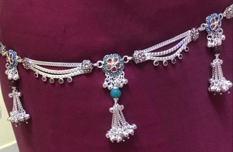 Silver Kamarband, Malabar Jewellery, Maang Tikka Design, Rajasthani Jewellery, Tikka Designs, Hip Chain, Latest Bridal Lehenga, Gold Jewels Design, Bridal Jewelery