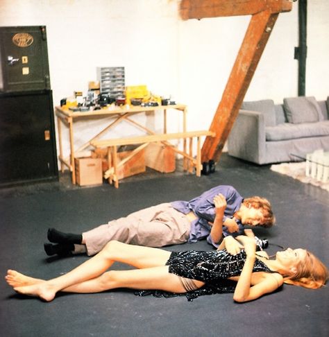 David Hemmings and Veruschka on the set of Blow-Up (1966, dir. Michelangelo Antonioni). Blow Up Movie, David Hemmings, 1960s Movies, Michelangelo Antonioni, Vanessa Redgrave, Swinging London, Twist And Shout, Jodie Foster, Scene Image