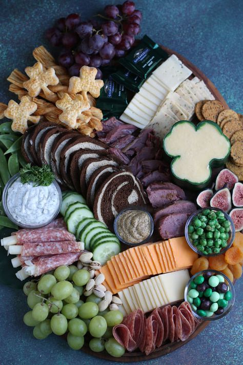 St Pattys Charcuterie Board, St Patrick's Day Charcuterie Board Ideas, Irish Charcuterie Board, St Patricks Day Charcuterie Board, St Patrick's Day Charcuterie Board, St Patrick Party Food, St Patricks Food, St Patrick Day Snacks, Holiday Charcuterie