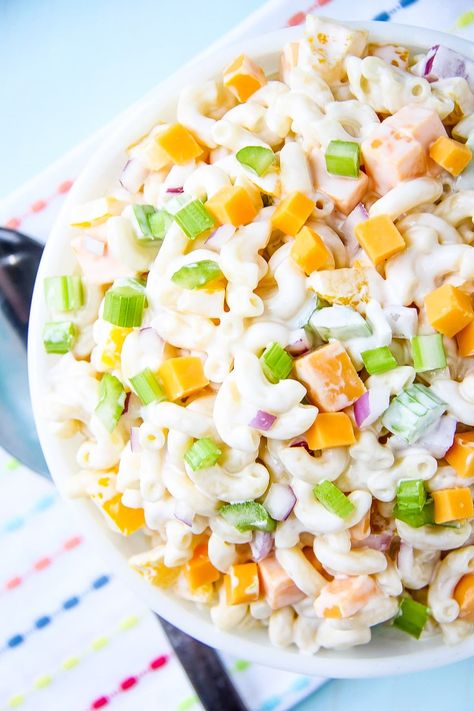 This Creamy Cheddar Macaroni Salad is the perfect summer pasta salad. It's loaded with peppers, celery, onions, chunks of cheddar cheese and elbow noodles, all covered in a tangy sour cream dressing. Simple, quick and so delicious! Macaroni Salad With Cheese Cubes, Pasta Salad With Cheese Cubes, Cheddar Macaroni Salad, Gumdrop Nougat, Elbow Noodles, Salad Macaroni, Nougat Candy, Dressing Simple, Bruschetta Pasta