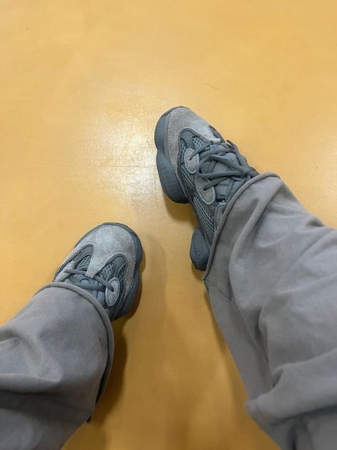 Yeezy 500 Outfit Women, Yeezy Boots Outfit, Yeezy 500 Outfit, Yezzy Shoes Women, Bape Shoes, Crocs Fashion, Trendy Shoes Sneakers, Timeless Shoes, Pretty Shoes Sneakers