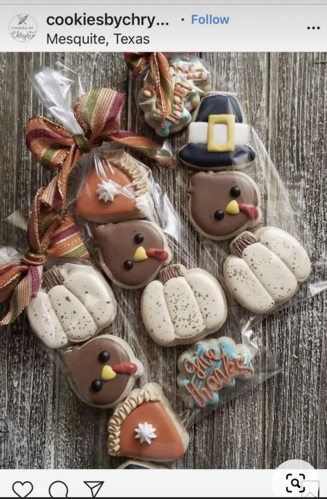 Fall Mini Cookie Sets, Thanksgiving Cookies For Teachers, Simple Fall Royal Icing Cookies, Thanksgiving Royal Iced Cookies, Fall Cookie Sets, Fall Cookie Ideas Decorated, Thankful Cookies Decorated, Simple Fall Sugar Cookies Decorated, November Sugar Cookies