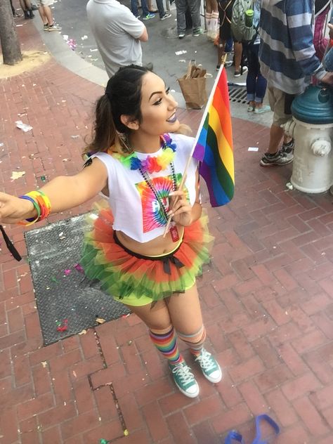 Pride Pride Outfit Ideas Plus Size, Pride Parade Outfit Ideas Women, Pride Festival Outfit Ideas, Pride Outfit Ideas Women, Cute Pride Outfits, Pride Parade Outfit Ideas, Gay Girl Outfits, Pride Parade Ideas, Pride Fits