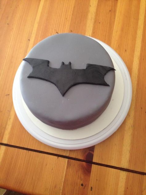 Simple Cake For Boys, Batman And Spiderman Cake, Diy Batman Cake, Batman Mini Cake, Simple Batman Cake, Small Batman Cake, Buttercream Batman Cake, Two Tier Batman Cake Birthday, Green Birthday Cakes