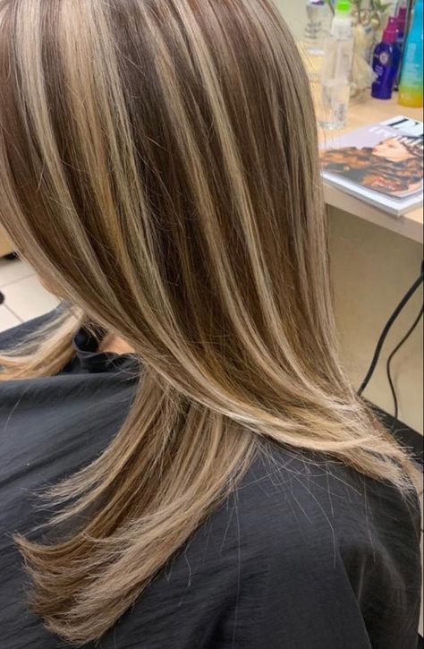 Brown Hair Underneath, Chunky Blonde Highlights, Highlights Curly Hair, Brown Hair Looks, Hair Streaks, Brown Hair With Blonde Highlights, Hairstyles For Layered Hair, Brown Hair Balayage, Blonde Hair With Highlights