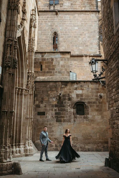 Engagement photos in Barcelona | Gothic old town Barcelona photography | Couples photoshoot in the city Barcelona Engagement Photos, Castle Engagement Photos, Barcelona Moodboard, Spain Photoshoot, Barcelona Photoshoot, Photoshoot In The City, Honeymoon Aesthetic, Barcelona Photos, Barcelona Photography