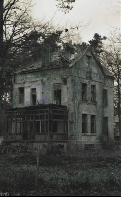 Creepy Old Houses, Eerie Places, Real Haunted Houses, Scary Houses, Old Abandoned Buildings, Abandoned Place, Creepy Houses, Old Abandoned Houses, Creepy Places