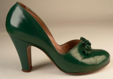 40s green round toe baby doll pumps 1940s Shoes, Hak Tinggi, Fashion 1940s, Round Toe Pumps, Retro Mode, 1940s Fashion, Fabulous Shoes, Green Shoes, Crazy Shoes