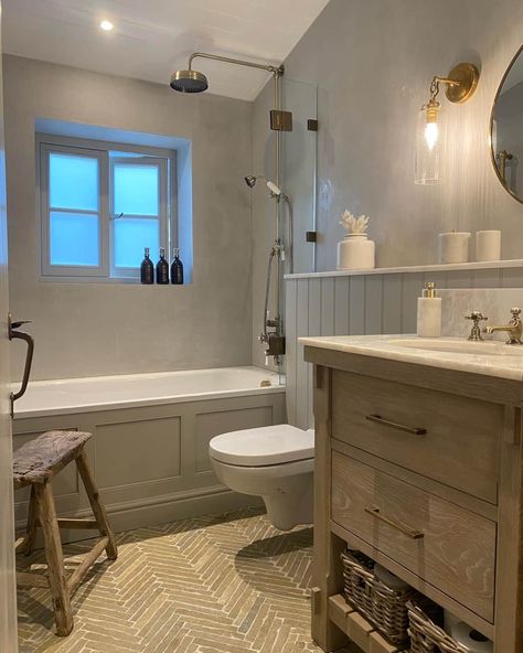 Small Bathroom With Bath, Rachel Winham, Cottage Showers, Cosy Bathroom, Country Style Bathrooms, Cottage House Interior, Cottage Style Bathrooms, Cottage Bathroom Ideas, Shower Over Bath