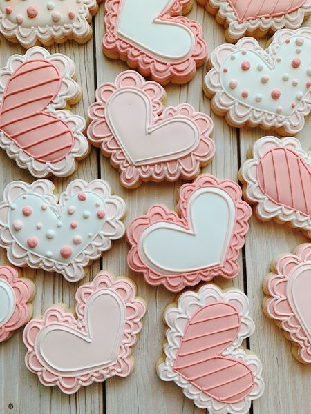 Heart Cookies Decorated, Valentine Cookies Decorated, Valentines Day Sugar Cookies, Flooding Cookies, Valentine Sugar Cookies, Valentines Baking, Royal Iced Cookies, Sugar Cookie Royal Icing, Sugar Cookie Designs