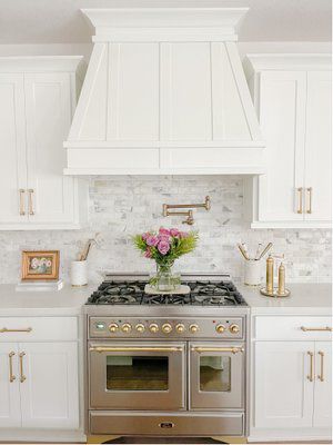 Retro Stove, Kitchen Hood Design, Hood Ideas, Hill Country Homes, Classic White Kitchen, Kitchen 2024, Hood Design, Kitchen Hood, New House - Kitchen