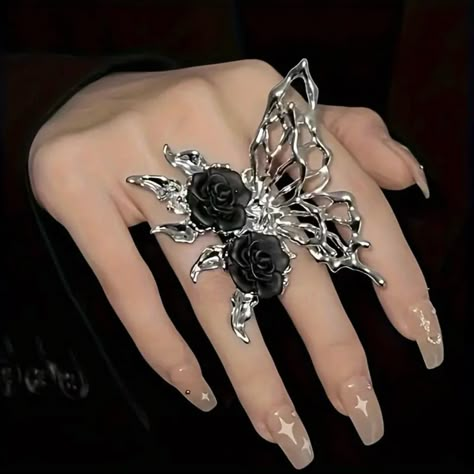 Stylish Gothic Chic Jewelry Accessory With Delicate Details For Girls And Young Women - Everyday Wear Or Gift Idea Egirl Jewelry, Black Rose Ring, Experimental Fashion, Insect Ring, Ring Party Jewelry, Bezel Set Ring, Animal Rings, Vintage Punk, Estilo Punk