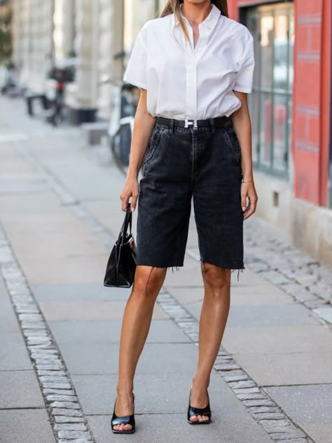 Spring Trends 2023 - Washed Black Denim Bermuda Shorts styled with a sporty jumper and a black square leather shoulder bag Bermuda Shorts Outfit, Copenhagen Fashion Week Street Style, Copenhagen Street Style, Denim Shorts Outfit, Outerwear Trends, All Black Fashion, Copenhagen Fashion Week, Uniform Fashion, Street Style Summer