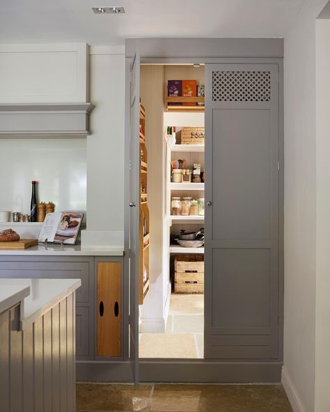 Walk in larder || Harvey Jones Kitchens Walk In Pantry Ideas, Shaker Home, Shaker Kitchens, Glass Pantry Door, Hidden Pantry, Kitchen Larder, Larder Cupboard, Pantry Room, Rustic Wooden Shelves